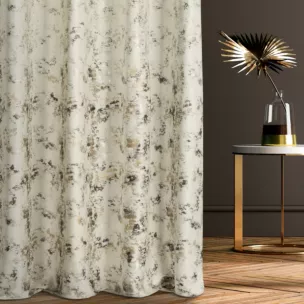 Zasłona szyta na taśmie 5 cm kremowo szampańska z welwetowej tkaniny z błyszczącym nadrukiem od dołu