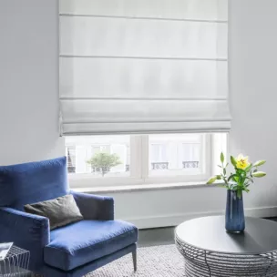 Roleta rzymska biała z tkaniny o grubym splocie przetykanej błyszczącą nicią