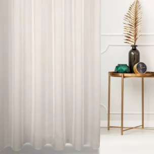 Firana szyta na taśmie 5 cm kremowa z miękkiej tkaniny o luźnym splocie i lekkim połysku, odporna na zaciągnięcia, wykończona obciążnikiem