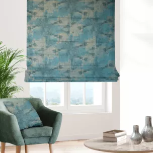 Roleta rzymska turkusowo złocista z miękkiej, welwetowej tkaniny z nieregularnym wzorem i błyszczącym nadrukiem