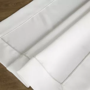 Bieżnik na stół biały 85x85 cm MADELE z delikatną srebrną wypustką