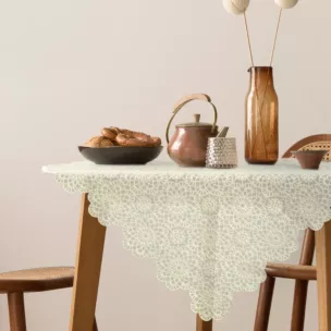 Obrus na stół 85x85 cm beżowy zdobiony haftem - IRINA