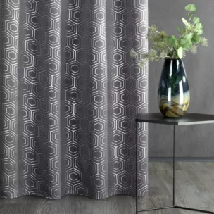 Zasłona zaciemniająca typu blackout ze srebrnym geometrycznym nadrukiem w stylu art deco