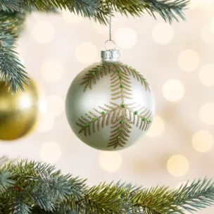 Bombka choinkowa ręcznie zdobiona brokatowym motywem gałązek