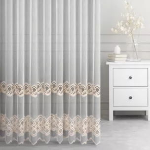 Firana szyta na taśmie 5 cm biało beżowa z delikatnej tkaniny typu aden zdobionej aplikacją o subtelnym połysku