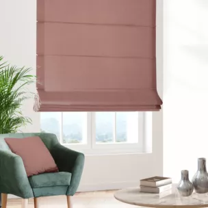 Roleta rzymska pudrowo różowa o naturalnym, gęstym splocie w stylu eko