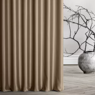 Zasłona szyta na taśmie 5 cm jasnobrązowa z tkaniny trudnopalnej, zaciemniającej, typu blackout