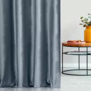 Zasłona szyta na taśmie 5 cm szara z tkaniny welwetowej w pionowe prążki, wykończona obciążnikiem