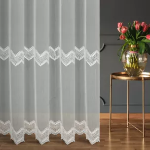 Firana szyta na taśmie 5 cm kremowa z tkaniny typu ADEN z efektem deszczyku, zdobiona ażurowym haftem