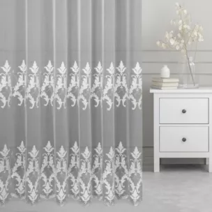 Firana szyta na przelotkach biała z matowej tkaniny ADEN ozdobionej szenilowym haftem ornamentowym Pierre Cardin