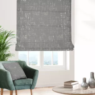 Roleta rzymska popielato złocista z miękkiej tkaniny o strukturze weluru z połyskliwym nadrukiem