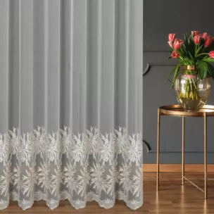 Firana szyta na taśmie 5 cm kremowo złota z kwiatowym, dwukolorowym haftem na tkaninie typu ADEN z delikatnym efektem deszczyku, zdobiona kryształkami Italissima