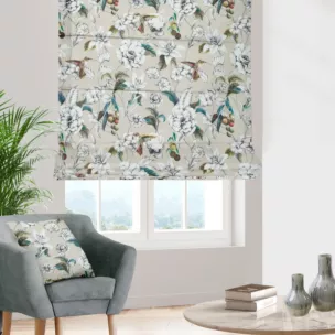 Roleta rzymska beżowo grafitowa z tkaniny o naturalnym splocie z nadrukowanym kwiatowym wzorem