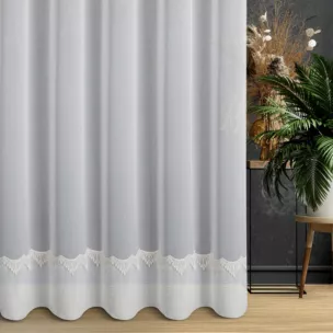 Firana szyta na taśmie 5 cm naturalna z matowej tkaniny typu ADEN z ozdobnym podwinięciem i błyszczącą gipiurką