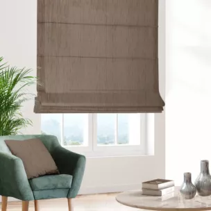 Roleta rzymska jasnobrązowa z tkaniny welwetowej w pionowe prążki, wykończona obciążnikiem