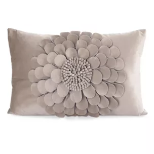 Poszewka na poduszkę 30 x 50 cm z welwetu kolor beżowy zdobiona trójwymiarowym motywem kwiatu FLORES 2