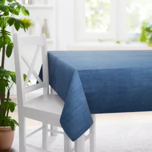 Obrus szyty SAFARI 1 niebieski z miękkiej welwetowej tkaniny z połyskiem i poziomym prążkiem