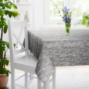 Obrus szyty popielato srebrzysty z tkaninay o grubym, naturalnym splocie z delikatnym połyskiem