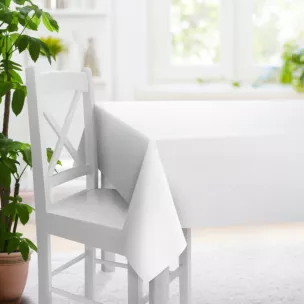 Obrus szyty NADINE biały z miękkiej tkaniny o welurowej strukturze i wyraźnym splocie