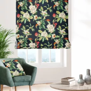 Roleta rzymska czarno oliwkowa z miękkiej tkaniny welwetowej z kwiatowym nadrukiem