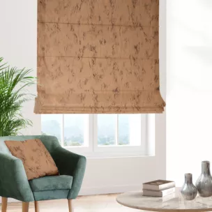 Roleta rzymska miodowo złocista z tkaniny welwetowej ze złotym marmurkowym nadrukiem