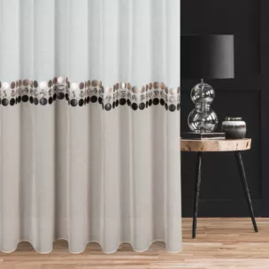 Firana szyta na taśmie 5 cm naturalno beżowa z dwukolorowej etaminy, zdobionej naszytą aplikacją Italissima Eva Minge
