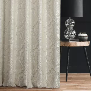 Zasłona szyta na taśmie 5 cm CASSIA kremowo srebrna z ekskluzywnej tkaniny o wypukłym wzorze ornamentowym i delikatnym połysku Italissima Eva Minge