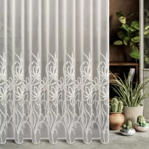 Firana szyta na taśmie 5 cm naturalno beżowa z tkaniny typu aden zdobionej roślinnym haftem