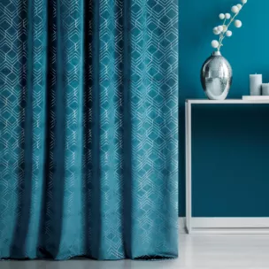 Zasłona szyta na taśmie 5 cm ISMENA ciemnoturkusowa z tkaniny welwetowej z geometrycznym błyszczącym nadrukiem