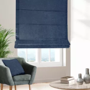 Roleta rzymska granatowa z miękkiej tkaniny szenilowej typu dimout o naturalnym splocie