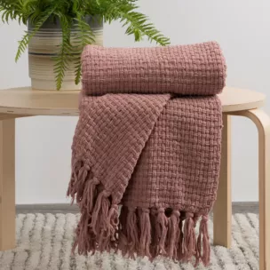 Koc 130x170 cm ciemnoróżowy tkany z frędzlami i wytłaczanym wzorem SUZI