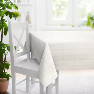 Obrus szyty kremowo złoty z gładkiej tkaniny przeplatanej błyszczącą lureksową nicią