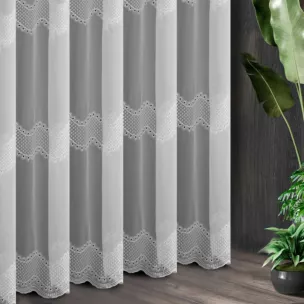 Tkanina firanowa delikatna siateczka ozdobiona ażurowym haftem