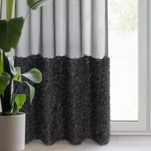 Firana czarna z etaminy zdobiona w dolnej cześci firany puszystą futrzaną aplikacją 140x250 cm przelotka MARION