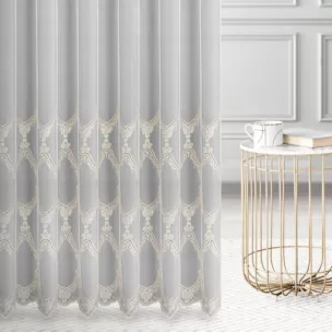 Firana szyta na taśmie 5 cm biało złota z matowej tkaniny z efektem deszczyku zdobionej dołem haftem Pierre Cardin