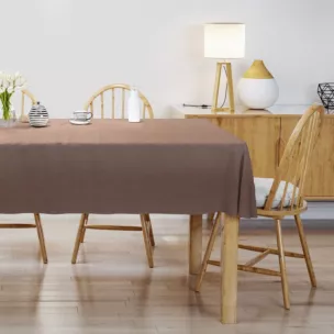 Obrus szyty brązowy z miękkiej, matowej tkaniny w drobny geometryczny wzór