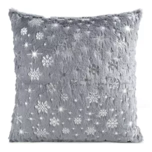 Poszewka na poduszkę świąteczna 45x45 cm stalowo, srebrna z przyjemnego futerka zdobiona nadrukiem śnieżynek