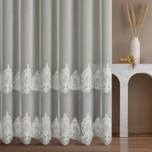 Firana szyta na tunelu kremowa z tkaniny typu aden z efektem delikatnego deszczyku, zdobionej haftem łańcuszkowym we wzór ornamentowy