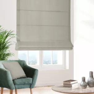 Roleta rzymska szara z tkaniny z dodatkiem połyskującej nici, z widocznym ozdobnym splotem