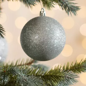 Bombka choinkowa oprószona srebrnym brokatem