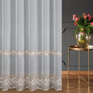 Firana szyta na taśmie 5 cm kremowa z matowej tkaniny ADEN z efektem deszczyku, zdobiona haftem roślinnym tworzącym dwa poziome pasy