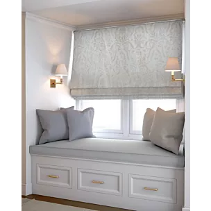 Roleta rzymska kremowo złocista z grubej, welwetowej tkaniny, zdobiona delikatnie połyskującym nadrukiem