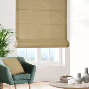 Roleta rzymska beżowa miękka, szenilowa tkanina o wyraźnym splocie i delikatnym połysku