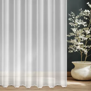 Firana szyta na taśmie fala biała z matowej tkaniny typu ADEN z efektem deszczyku, zdobionej u dołu delikatnym haftem