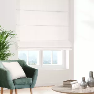 Roleta rzymska jasnobeżowa z miękkiej w dotyku tkaniny szenilowej