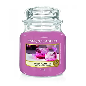 YANKEE CANDLE - Średnia świeca zapachowa w słoiku - Sweet Plum Sake