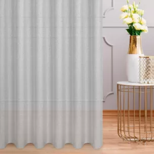 Tkanina firanowa z delikatnym połyskiem, wyraźnym splotem z efektem bukli, wykończona obciążnikiem