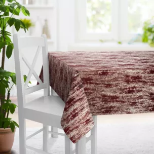 Obrus szyty bordowo złocisty z grubej, welwetowej tkaniny z efektem przecieranego wzoru, zdobiona delikatnie połyskującym nadrukiem