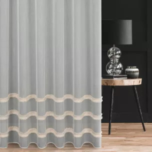 Firana szyta na taśmie 5 cm naturalna z matowej tkaniny ADEN ozdobionej puszystymi frędzlowymi pasami, wykończona obciążnikiem