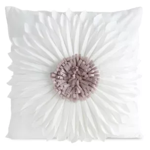 Poszewka na poduszkę 45 x 45 cm z welwetu kolor kremowo, pudrowy zdobiona dużym kwiatem 3D FLORES 3